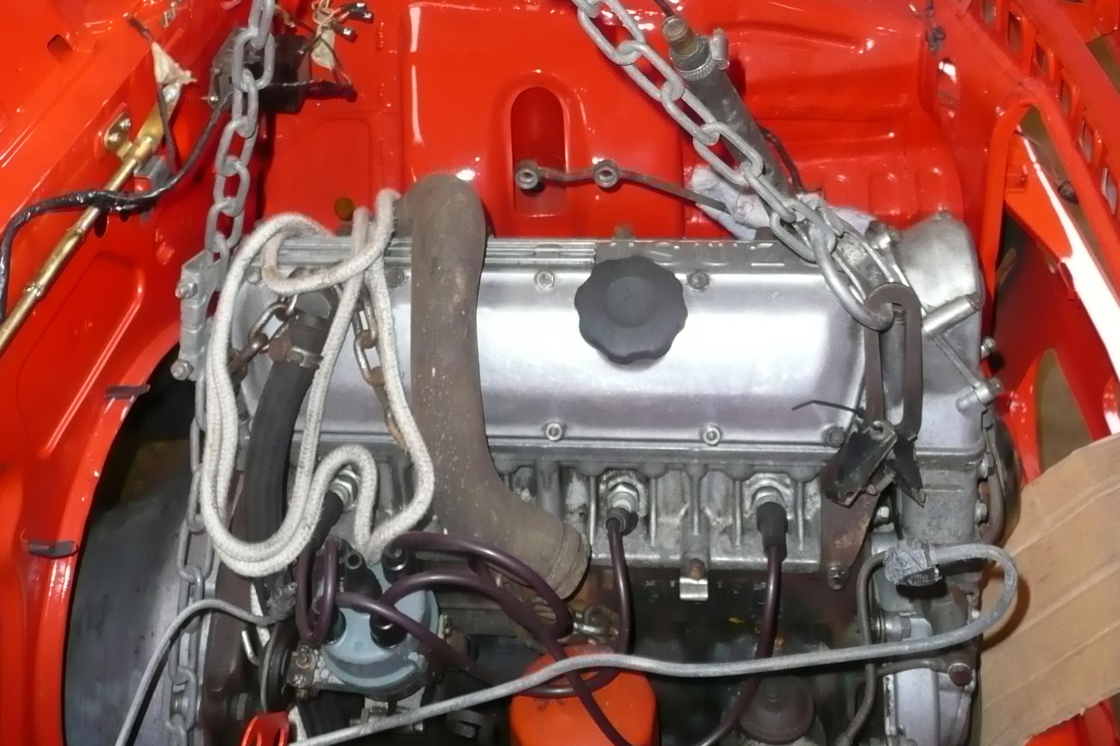 Rebuilt engine being fittd to a Isuzu Bellett